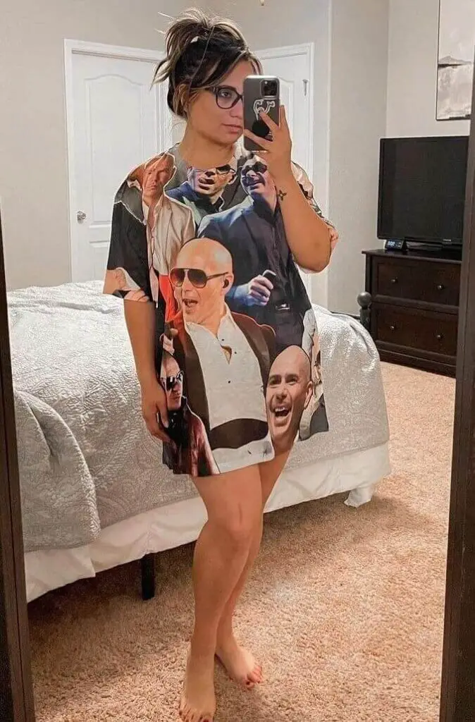 Gilr wearing an oversized t shirt for a pitbull concert