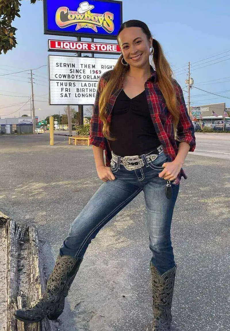 What To Wear To a Garth Brooks Concert? January 2024 ( 10+ Real Life